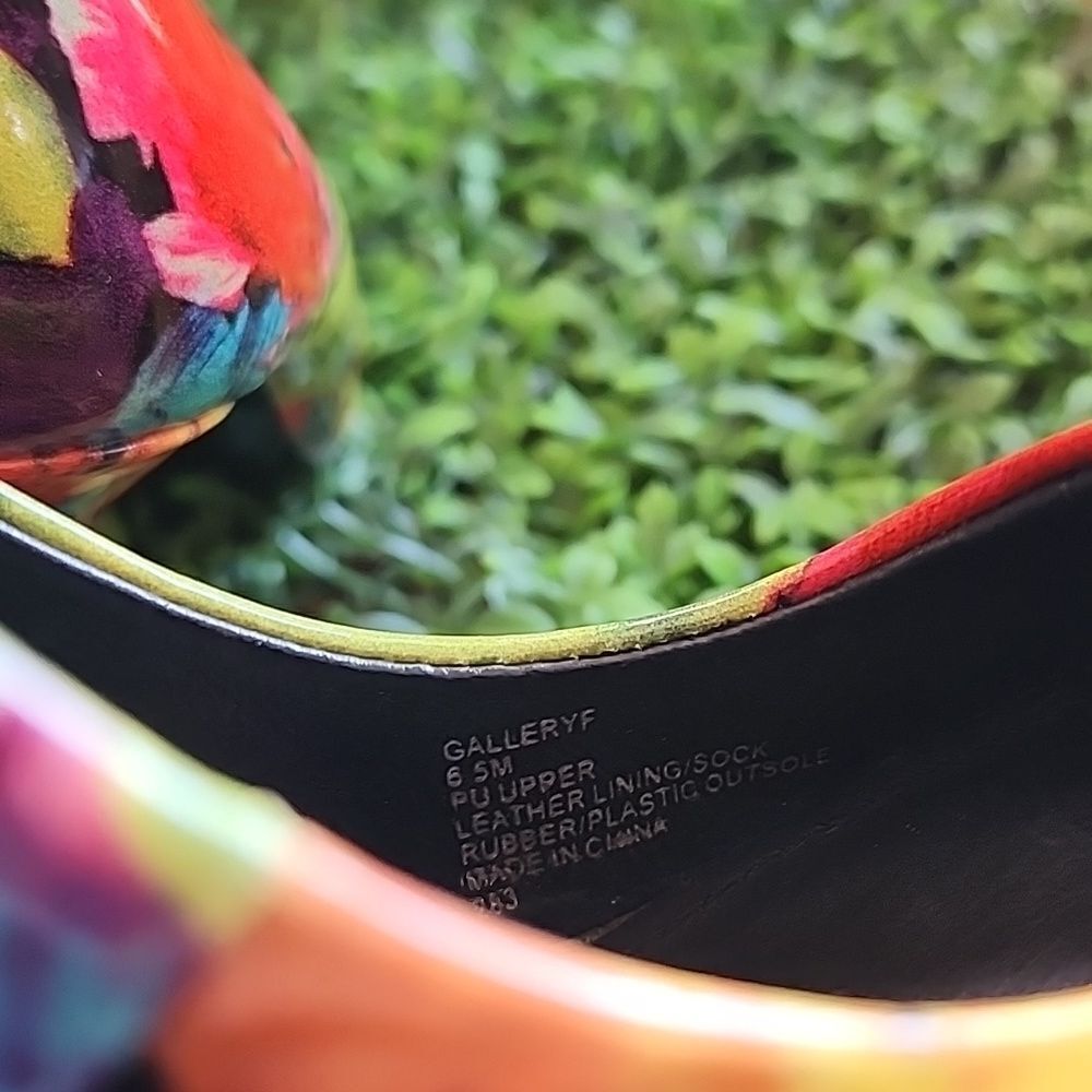 Steve Madden Gallery 6.5 Floral  4 1/2" Heels - Picture 12 of 17